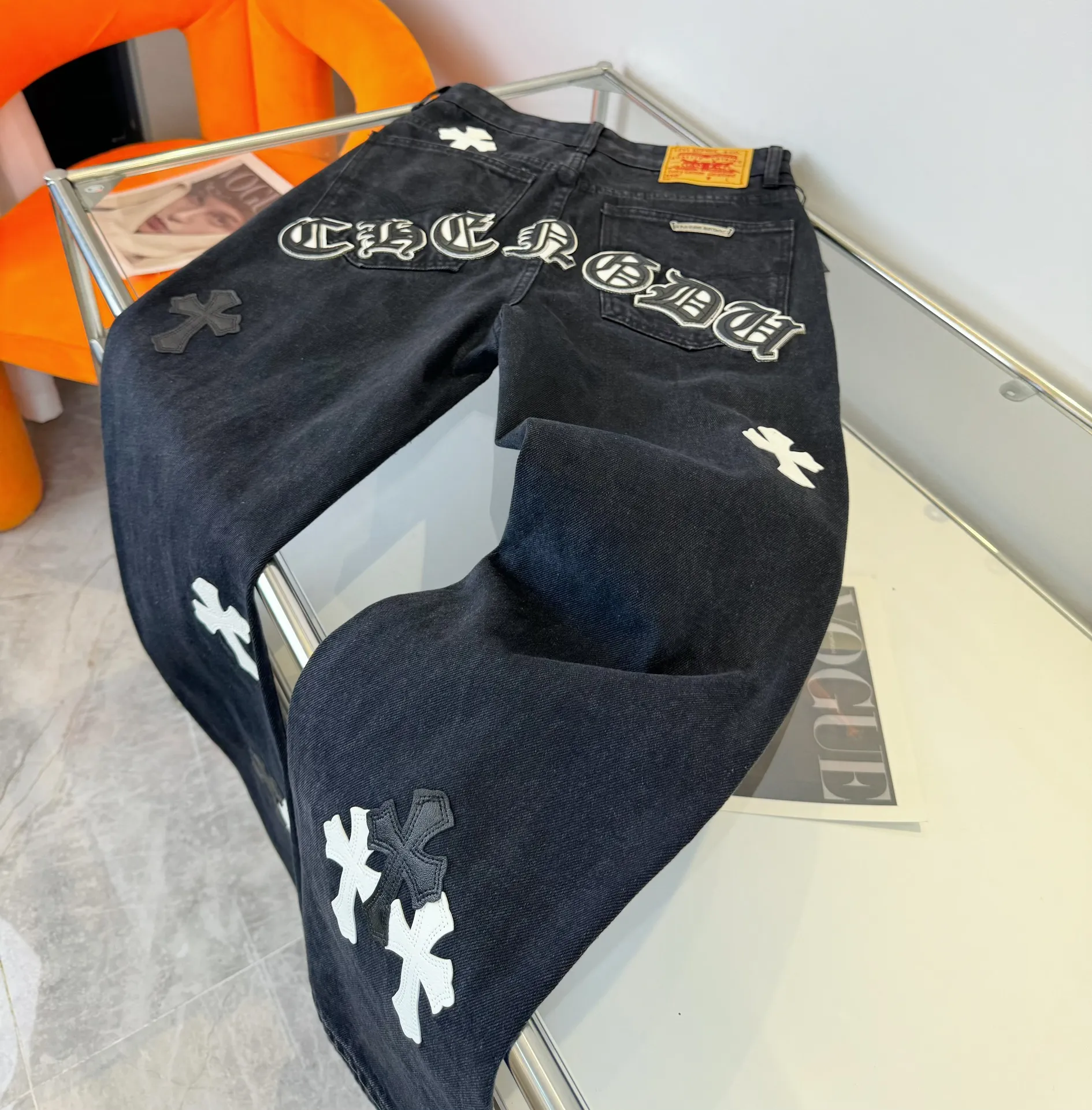 🅿️290 Chroe Hets CH Chroe Hets washed blue jeans, ceiling-level jeans, a pair is hard to find at the counter‼ ️ About Zangyin ✅ This is an extremely luxurious fashion brand that can also be called the aristocracy of the high street. It has always been an exclusive brand for some hipsters or the rich second generation. The color of this model is already very eye-catching by using a unique washed material. It is decorated with pink patchwork cross flowers, which cleverly highlights the charm of the brand. Secondly, this model adopts a classic high-waist cut design, which highlights the long legs and fashionable temperament of the upper body. The brand is highly recognizable and the slim-fitting configuration is more suitable for daily wear. The personality will be fashionable and the specifications can be seen at a glance. Materials and technology ✅ Needless to say, this point goes without saying. As an excellent craftsman brand, Zangyin's requirements for details and craftsmanship are really perfect. The washed color of this model has gone through a lot of processes, not to mention the embellishment of the denim appliqués. It is also purely handmade and sewn. Just like what they believe in, only handmade things have soul and have the meaning of wearing. A top-notch heavy-duty fashionable denim item, recommended by both hands‼ ️Size# 28 30 32 34